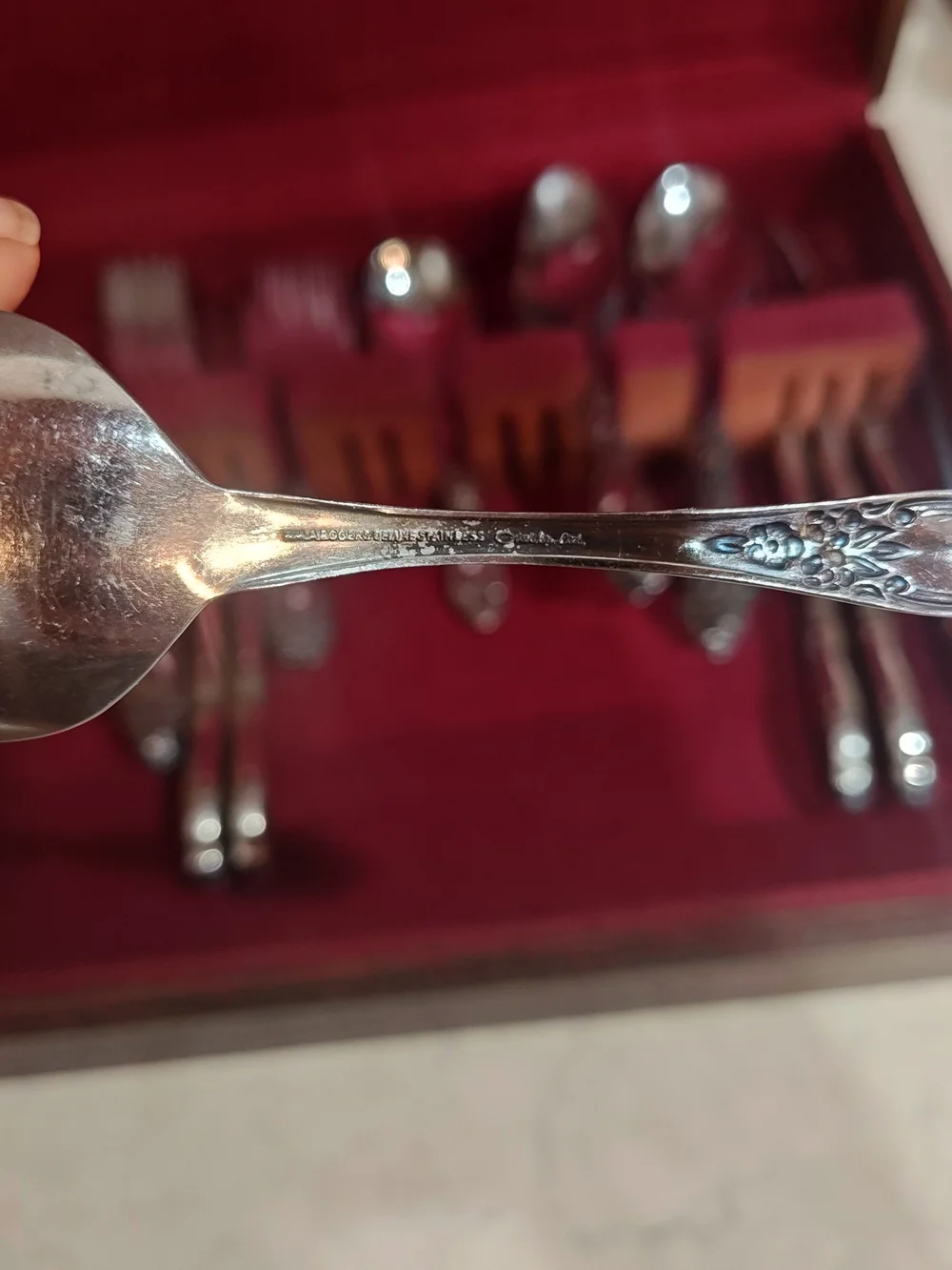 Oneida WMA Roger Delux Stainless Flatware Set Total 45 Pcs.